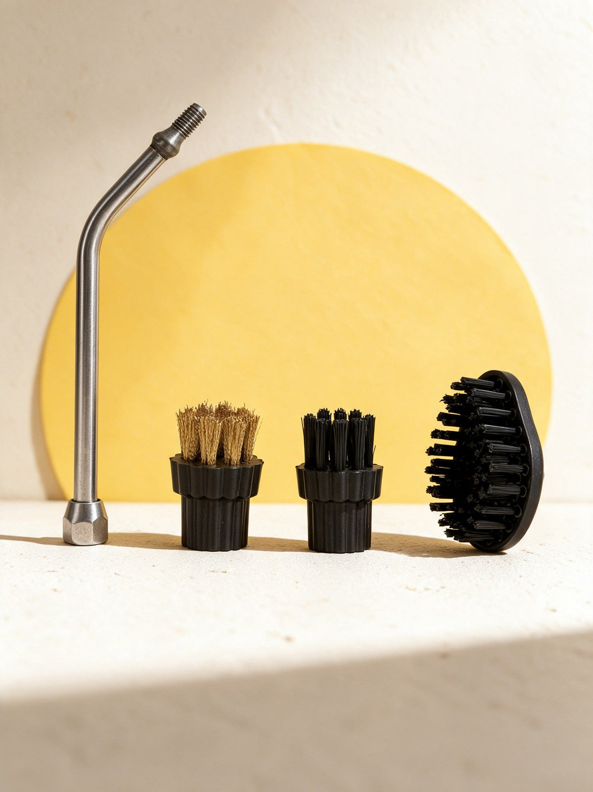 Les quatre accessoires livrés avec la Vapora Pro 2500 : rallonge coudée, brosse laiton, brosse nylon et grande brosse