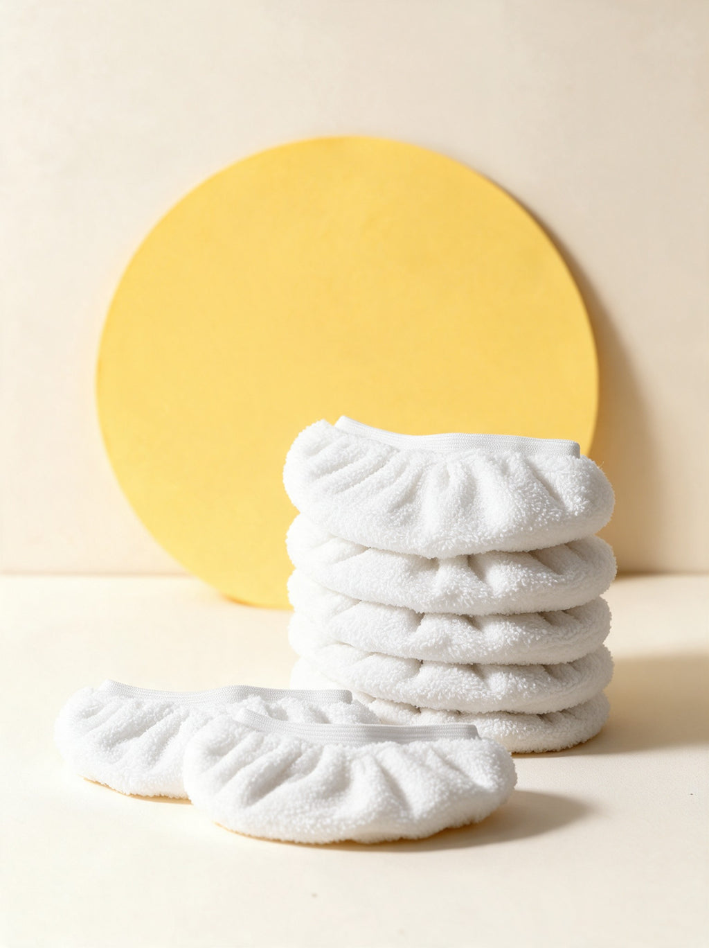 Pile de bonnettes microfibre Vapora sur fond crème
